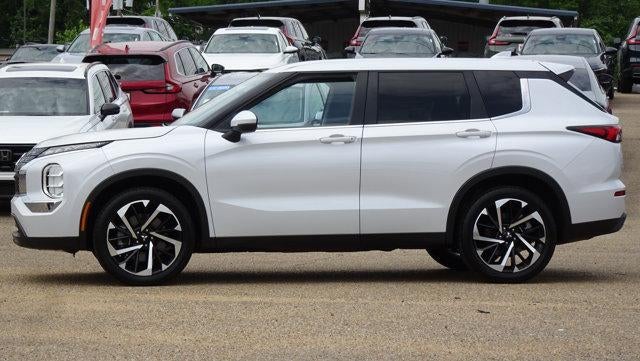 2022 Mitsubishi Outlander ES in White — front three-quarter view