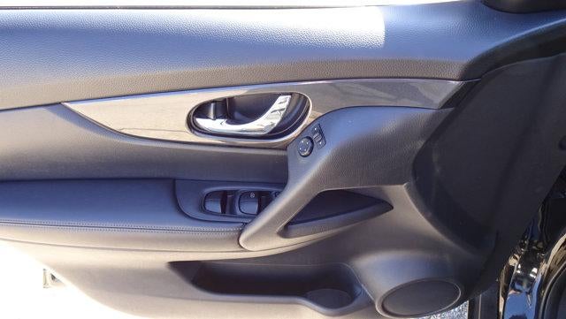 2018 Nissan Rogue — detail view